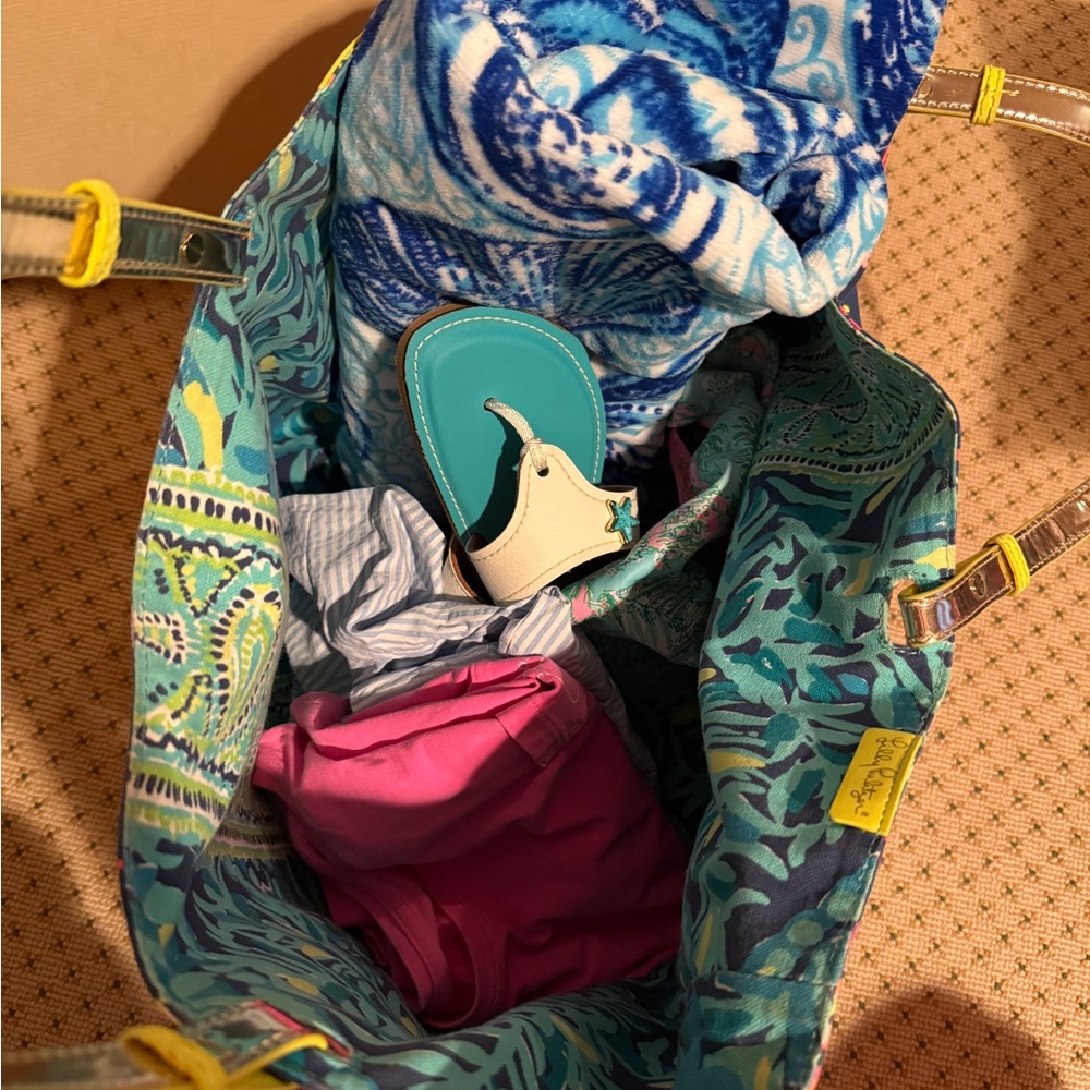 Lilly Pulitzer Reversible Beach Tote in Beach Loot & Midnight Cove with Pouch! - Picture 12 of 16